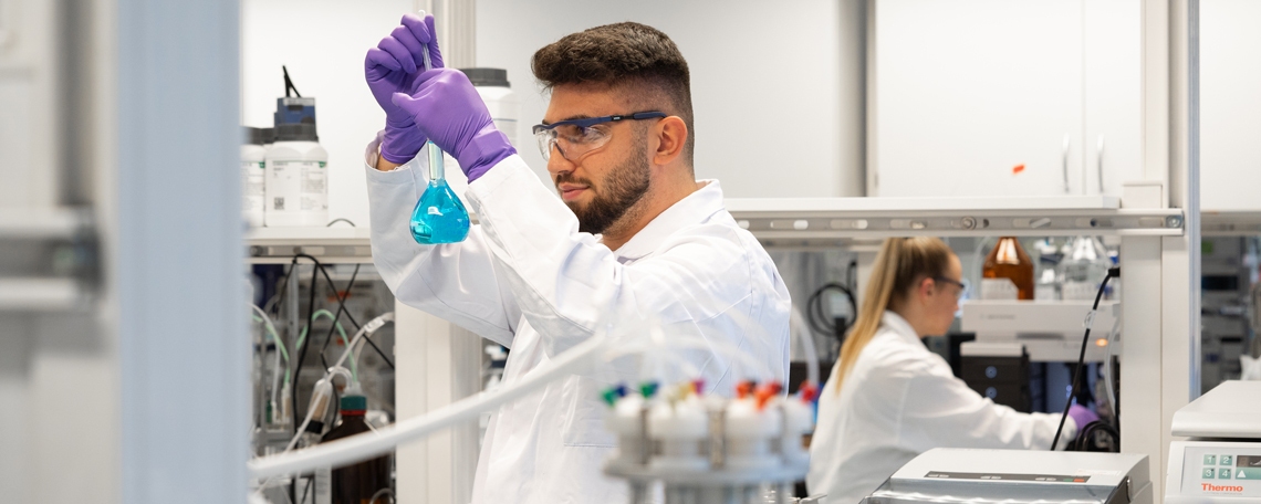 Lab Technician Quality Control, 1. Bild